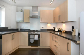City Centre Townhouse Sleeps 9 With Free Parking!